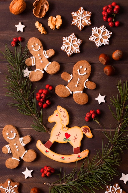 Foto vista superior da seleção de biscoitos de gengibre para o natal