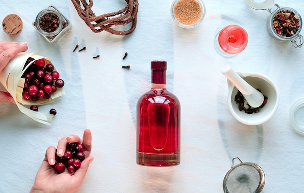 Vista superior da tintura de cranberry produzida por você mesmo. Preparação de bebida alcoólica caseira.