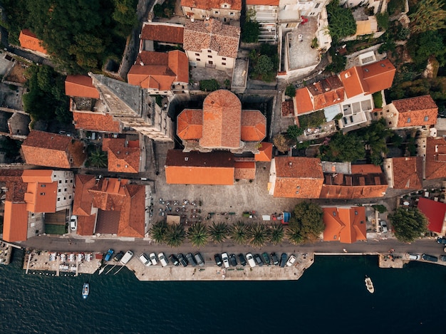 Vista superior da torre do sino entre as casas antigas de perast montenegro