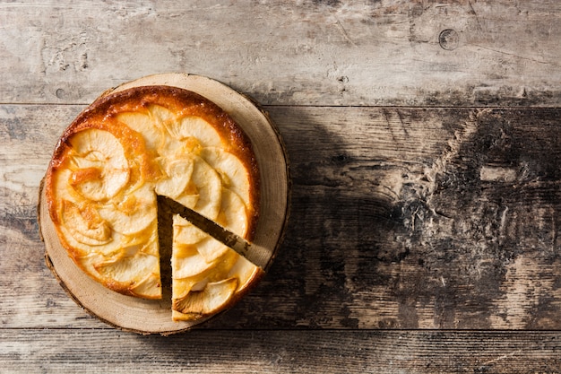 Foto vista superior da torta de maçã caseira com fatia