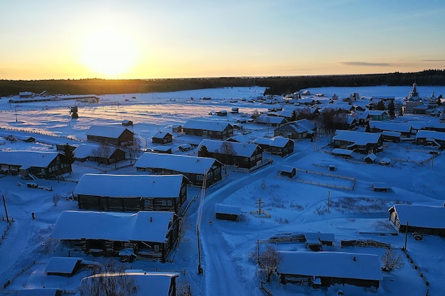 vista superior da vila de kimzha, paisagem de inverno russo distrito de arkhangelsk norte