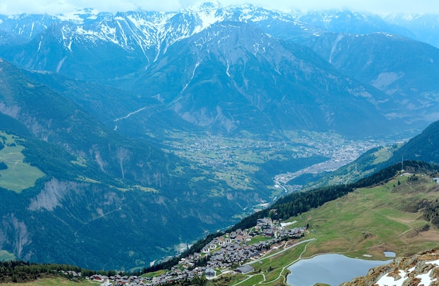 Vista superior da vila de Mountain Bettmeralp (Suíça) no verão