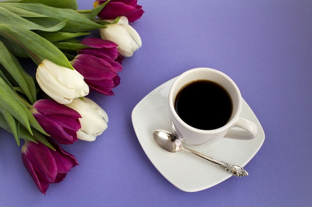 Vista superior da xícara de café e tulipas
