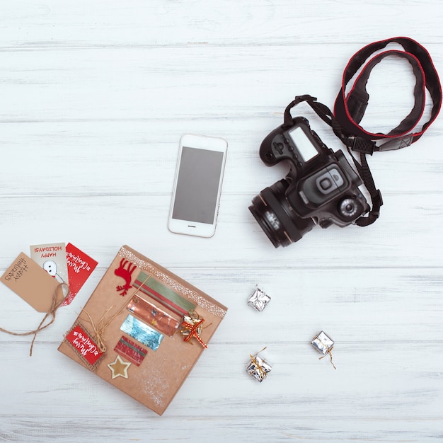 Foto vista superior das caixas de presente de natal, smartphone e câmera