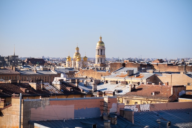 Vista superior das casas e da Igreja Ortodoxa em um dia de sol claro - Rússia, São Petersburgo, abril de 2021