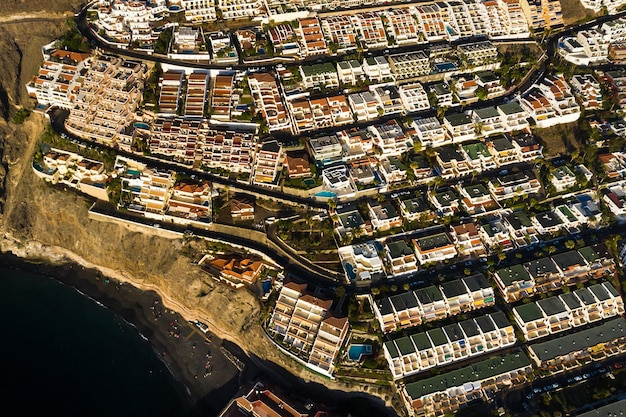 Vista superior das casas localizadas na rocha de Los Gigantes ao pôr do sol Tenerife Ilhas Canárias Espanha