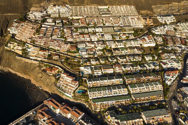 Vista superior das casas localizadas na rocha de Los Gigantes ao pôr do sol Tenerife Ilhas Canárias Espanha