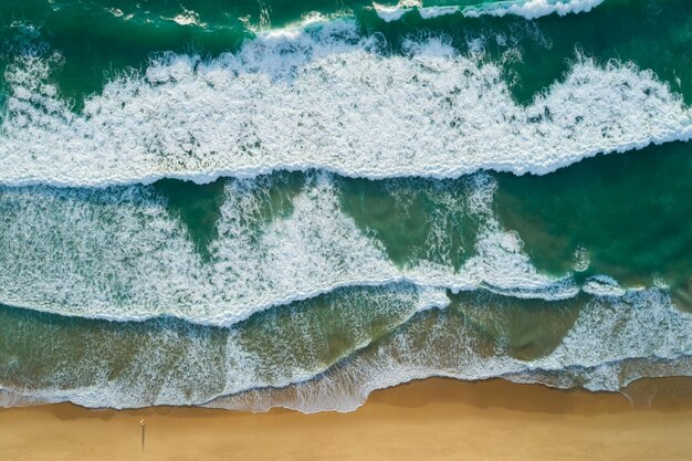 Vista superior das ondas da textura do mar espuma e espirrar no oceano fundo da superfície do mar lindo dia ensolarado.