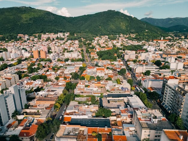 Foto vista superior das ruas da cidade e das casas com telhados de telhas salta argentina