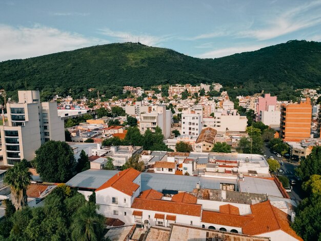 Foto vista superior das ruas da cidade e das casas com telhados de telhas salta argentina