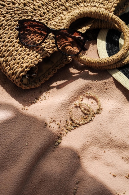 Foto vista superior de acessórios de praia chapéu de palha bolsa de verão óculos de sol e brincos