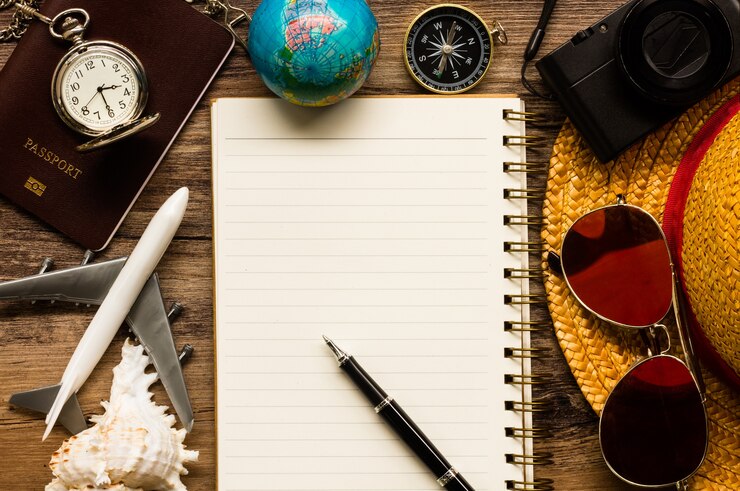 Foto vista superior de acessórios do viajante, lista crítica dos feriados, fundo dos conceitos do curso.