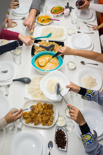 Vista superior, de, amigos, tendo almoço