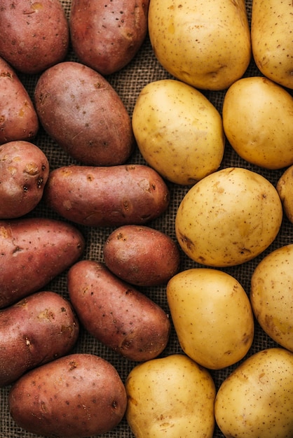 Foto vista superior de batatas cruas orgânicas em saco rústico marrom