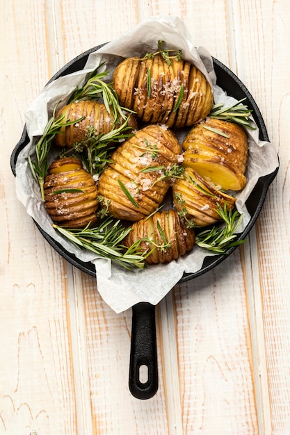 Foto vista superior de batatas na panela com alecrim