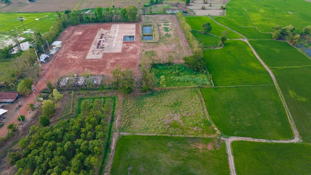 Vista superior de belos campos de arroz em socalcos na estação da água e irrigação do drone a vista superior