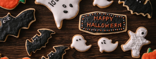 Vista superior de biscoitos de açúcar de confeiteiro de gengibre de confeiteiro de Halloween com decoração festiva com espaço de cópia e layout plano leigo