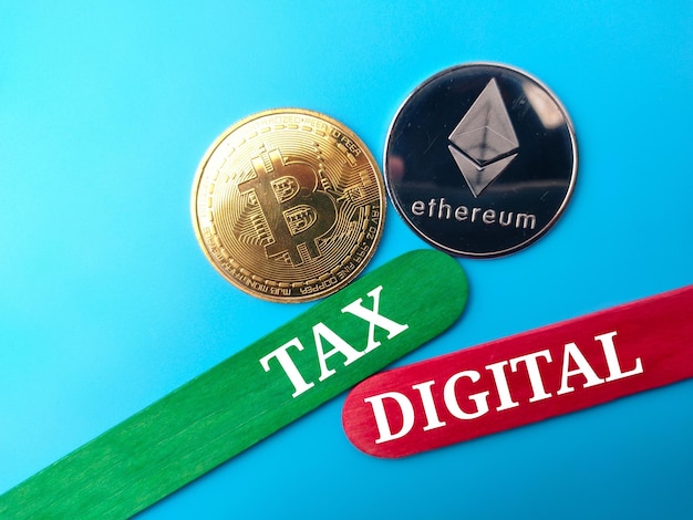 Vista superior de bitcoin dourado e ethereum de prata e palito de sorvete colorido com texto TAX DIGITAL