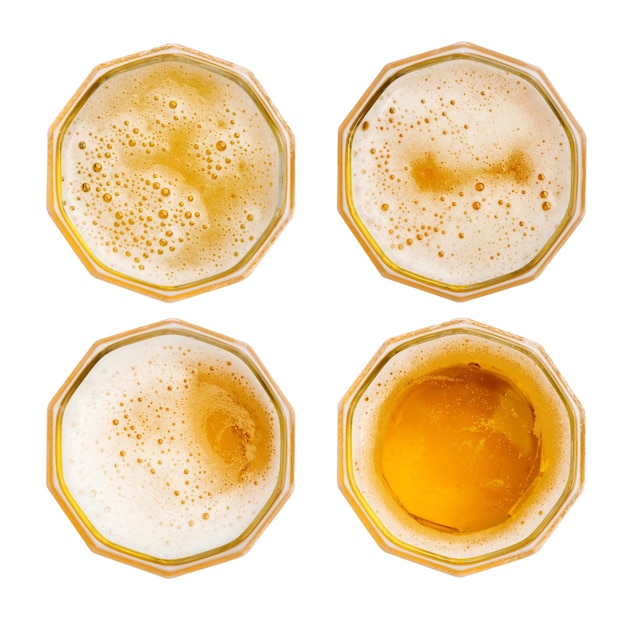 Foto vista superior de bolhas de cerveja em copo de vidro isolado no fundo branco.