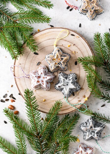 Vista superior de bolos caseiros de muffin de Natal em forma de estrela em uma placa de madeira