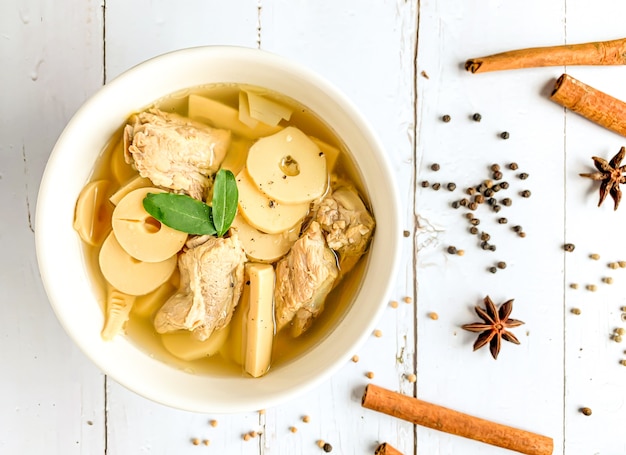 Vista superior de brotos de bambu com sopa de osso de porco