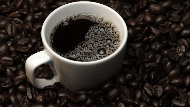 Vista superior de café ou expresso com pilhas de grãos de café Close Up Comestível