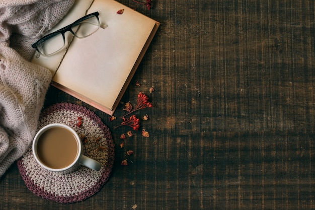 Foto vista superior de chocolate quente com espaço de cópia