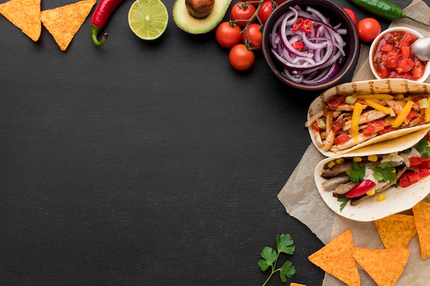 Vista superior de comida mexicana fresca com nachos