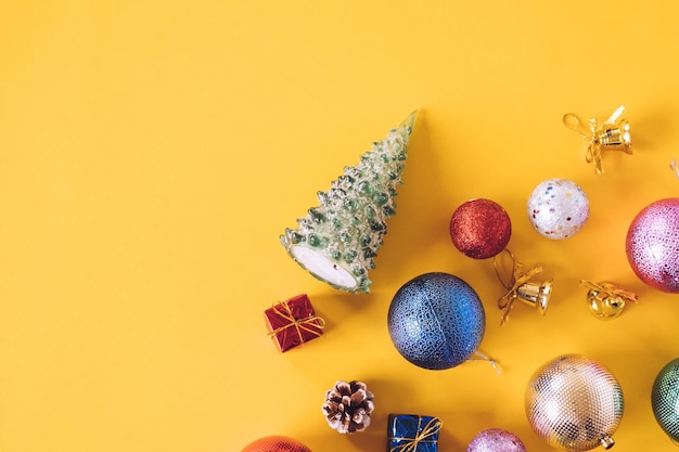 Vista superior de decorações de natal em um fundo amarelo. espaço livre para o texto