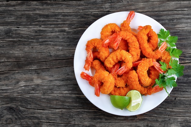 Foto vista superior de deliciosos camarões à milanesa fritos