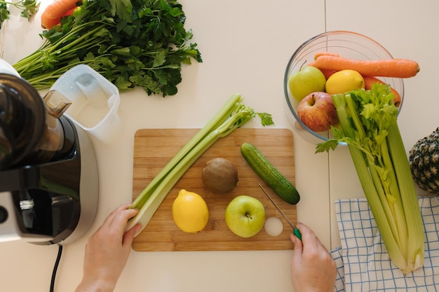 Vista superior de diferentes alimentos orgânicos para vegetais e frutas de suco em suco de mesa de madeira de limão kiwi