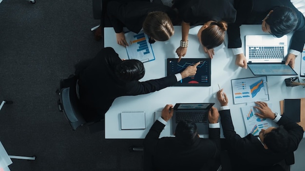 Vista superior de empresários brainstorming ideia de marketing na mesa diretoria