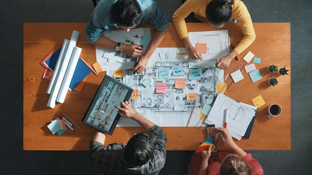 Foto vista superior de engenheiro civil inteligente discutindo sobre o simpósio de construção de casas