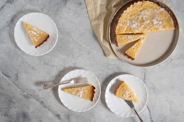 Vista superior de fatias de torta de limão com açúcar impalpável