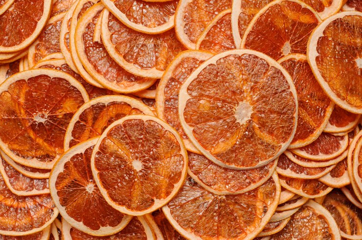 Vista superior de fatias frescas e saborosas de frutas laranja