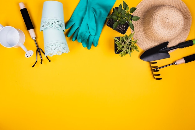 Foto vista superior de ferramentas de jardinagem com espaço de cópia