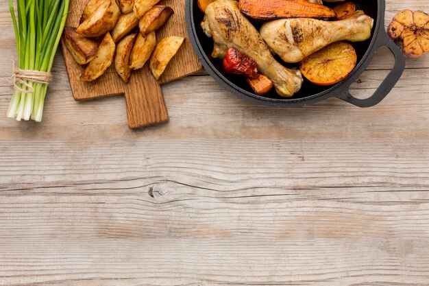 Foto vista superior de frango assado e vegetais na frigideira com batatas e cópia-espaço