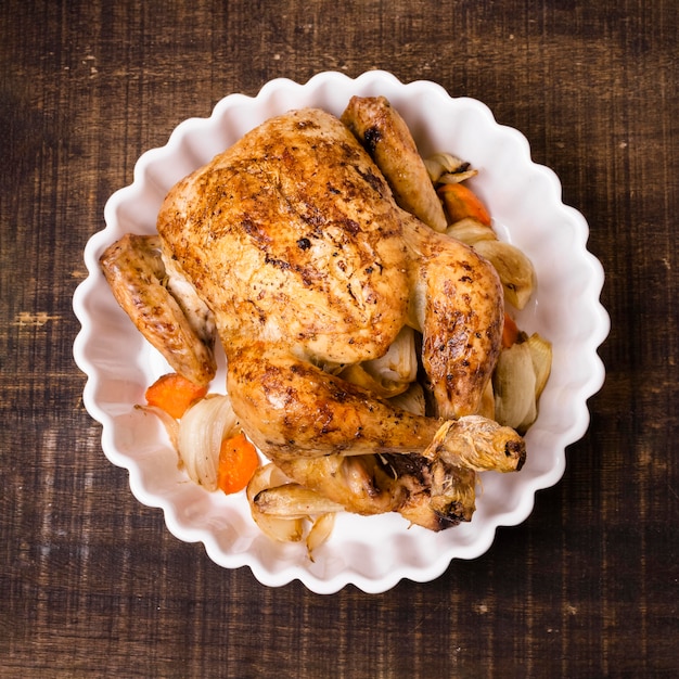 Foto vista superior de frango assado no prato de ação de graças