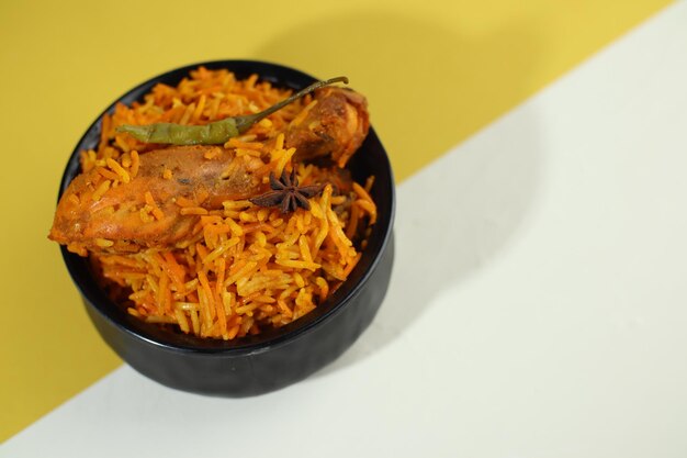 Vista superior de frango biryani, comida indiana, deliciosa refeição iftar ramadã, Hyderabadi biryani