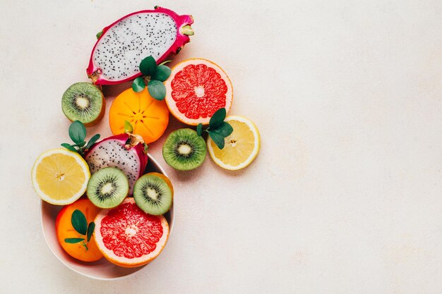 Vista superior de frutas cítricas em fundo branco com espaço livre para texto