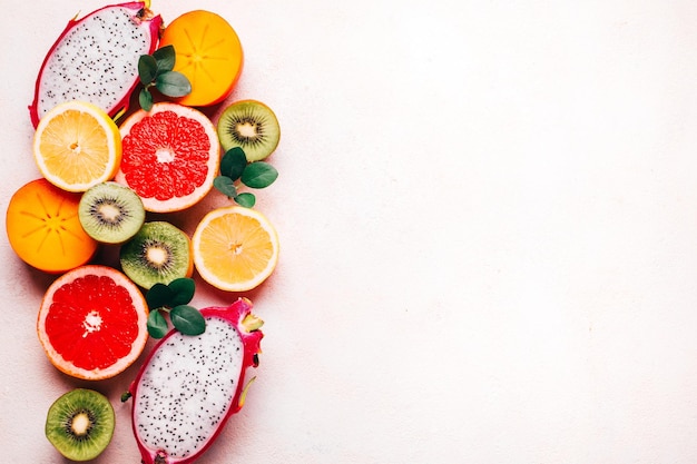 Vista superior de frutas cítricas em fundo branco com espaço livre para texto