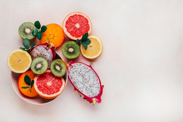 Foto vista superior de frutas cítricas em fundo branco com espaço livre para texto