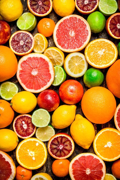 Vista superior de frutas cítricas maduras, lindas e deliciosas