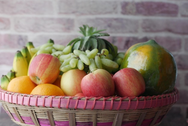 Vista superior de frutas misturadas em uma tigela na mesa