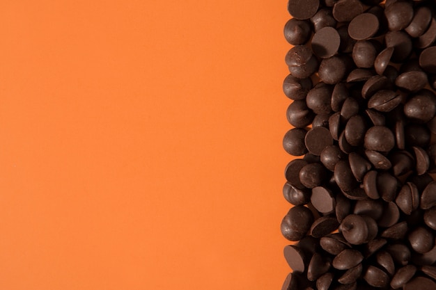 Foto vista superior de gotas de chocolate com espaço de cópia