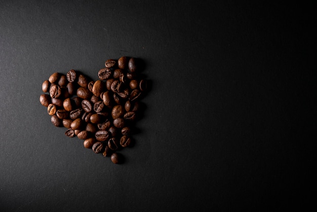 Vista superior de grãos de café torrados em forma de coração