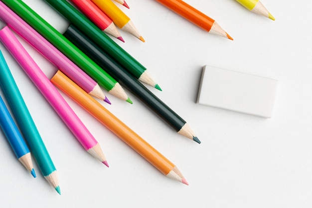 Foto vista superior de lápis coloridos com borracha