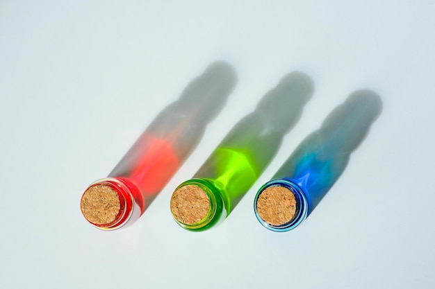 Foto vista superior de latas com tampa de cortiça e líquido colorido. realização de experimentos químicos.