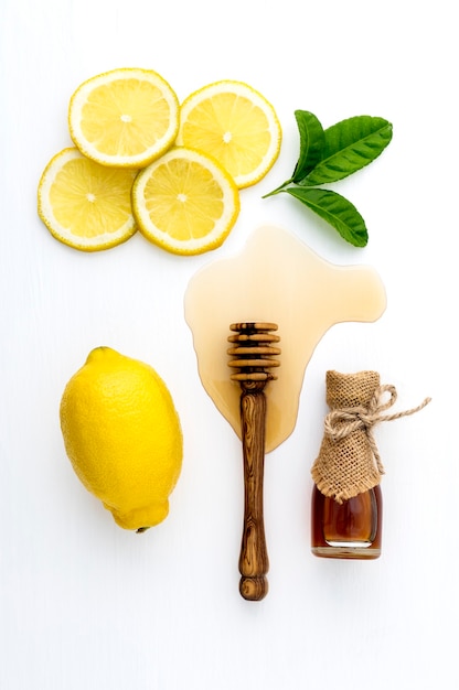 Foto vista superior de mel e limão no fundo branco