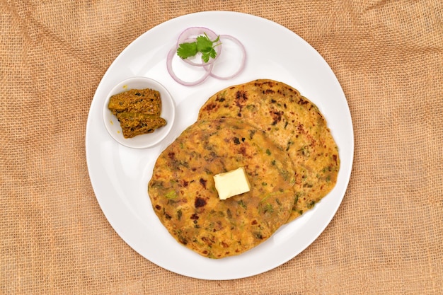 Vista superior de methi paratha em prato com aam ka aachar